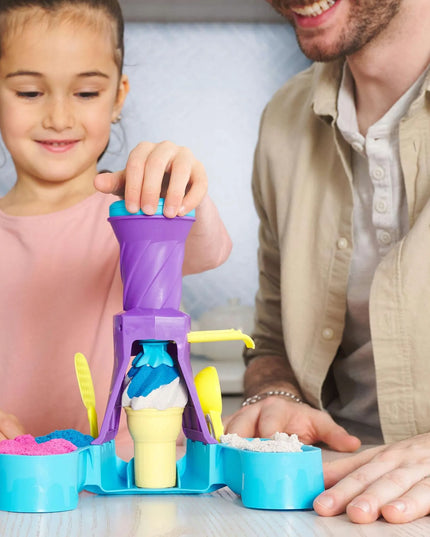 „Kinetic Sand“ kinetinio smėlio ledų kioskelis su ledų gaminimo stotele ir priedais