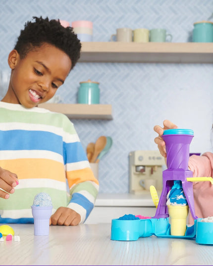 „Kinetic Sand“ kinetinio smėlio ledų kioskelis su ledų gaminimo stotele ir priedais