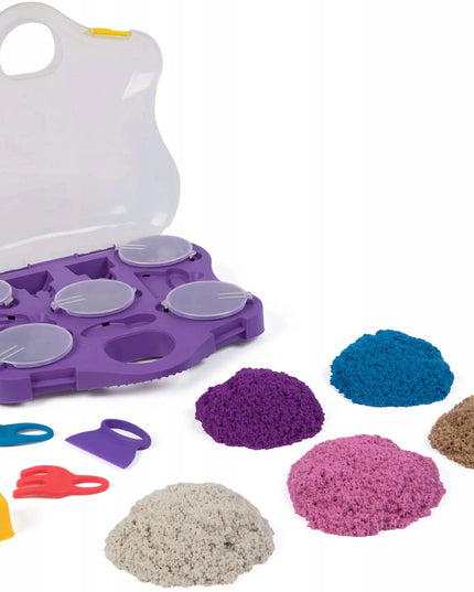 „Spin Master Kinetic Sand“ kinetinis smėlis su formelėmis, 5 spalvos, lagamine, 907 g