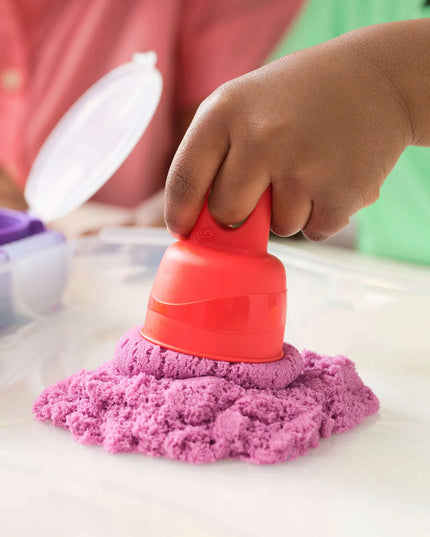 „Spin Master Kinetic Sand“ kinetinis smėlis su formelėmis, 5 spalvos, lagamine, 907 g