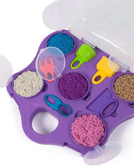 „Spin Master Kinetic Sand“ kinetinis smėlis su formelėmis, 5 spalvos, lagamine, 907 g