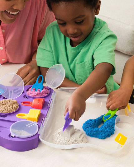 „Spin Master Kinetic Sand“ kinetinis smėlis su formelėmis, 5 spalvos, lagamine, 907 g
