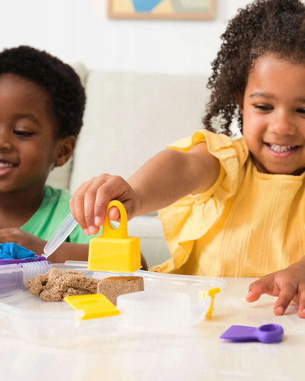 „Spin Master Kinetic Sand“ kinetinis smėlis su formelėmis, 5 spalvos, lagamine, 907 g