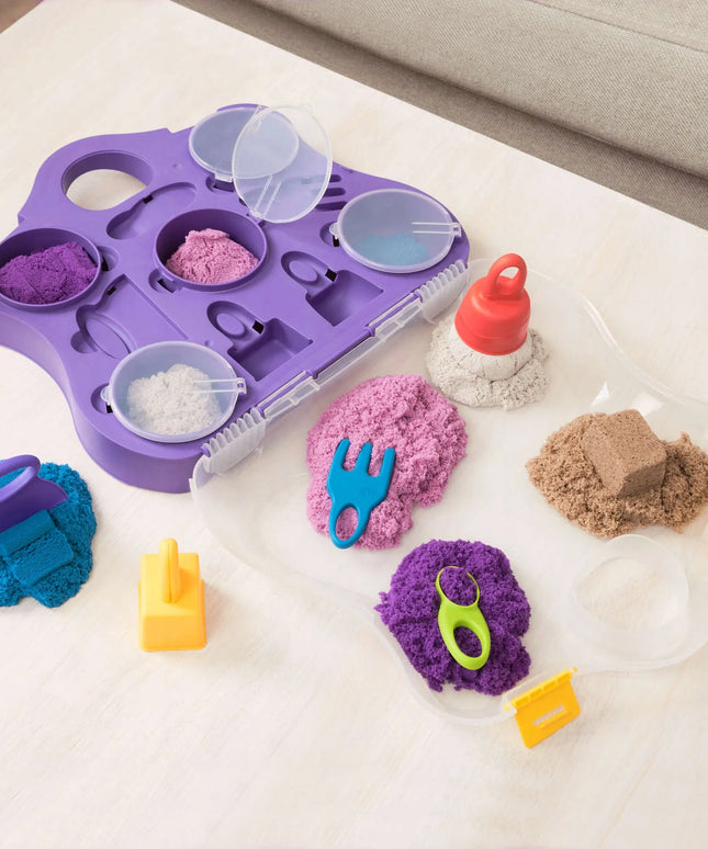 „Spin Master Kinetic Sand“ kinetinis smėlis su formelėmis, 5 spalvos, lagamine, 907 g