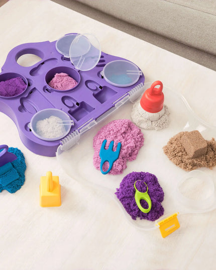 „Spin Master Kinetic Sand“ kinetinis smėlis su formelėmis, 5 spalvos, lagamine, 907 g