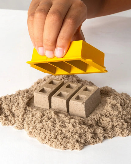 KINETINIS SMĖLIS „STATYBŲ AIKŠTELĖ SU SUNKVEŽIMIU“, KINETIC SAND, 545 G