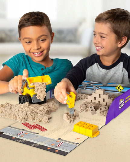 KINETINIS SMĖLIS „STATYBŲ AIKŠTELĖ SU SUNKVEŽIMIU“, KINETIC SAND, 545 G
