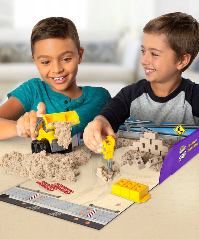 KINETINIS SMĖLIS „STATYBŲ AIKŠTELĖ SU SUNKVEŽIMIU“, KINETIC SAND, 545 G