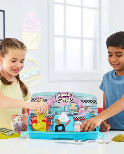 „Kinetic Sand“ kinētinio smėlio grilio restorano rinkinys lagaminėlyje su priedais, 907 g
