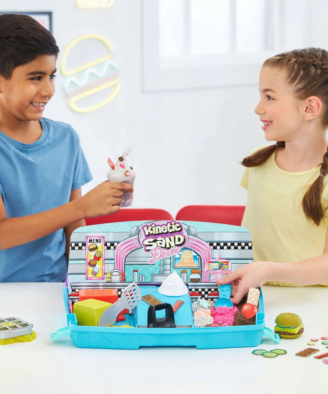 „Kinetic Sand“ kinētinio smėlio grilio restorano rinkinys lagaminėlyje su priedais, 907 g