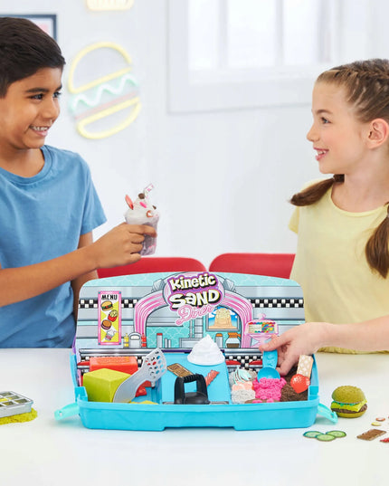 „Kinetic Sand“ kinētinio smėlio grilio restorano rinkinys lagaminėlyje su priedais, 907 g