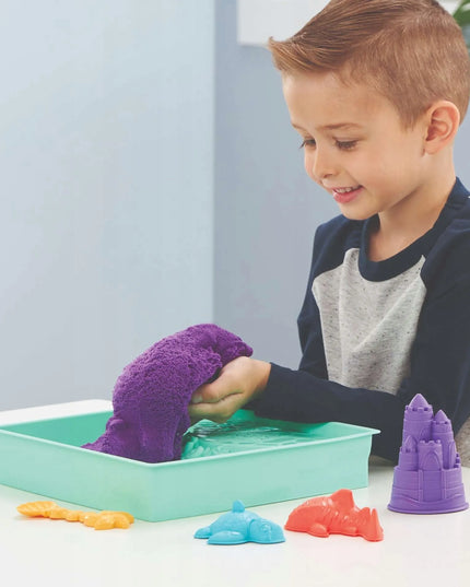 KINETINIO SMĖLIO RINKINYS „KINETIC SAND“ – PILIS, FORMELĖS IR PADĖKLAS, 454 G