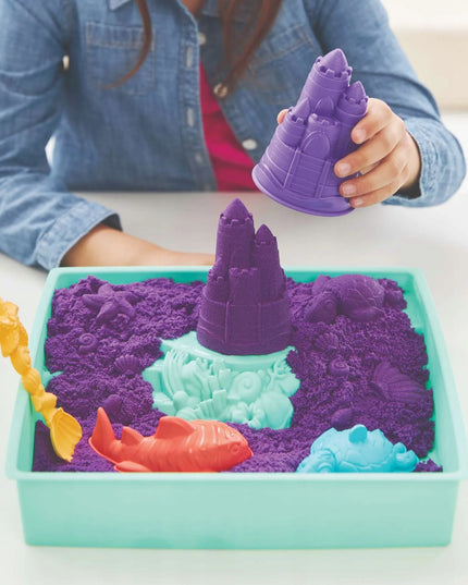 KINETINIO SMĖLIO RINKINYS „KINETIC SAND“ – PILIS, FORMELĖS IR PADĖKLAS, 454 G