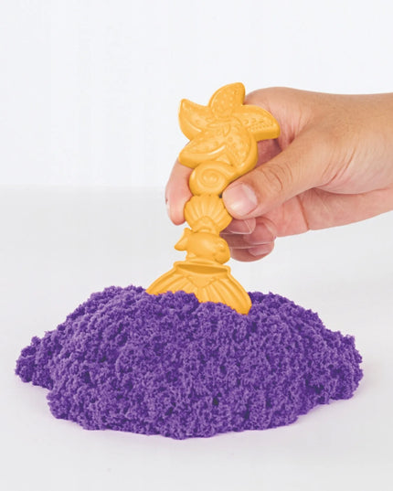 KINETINIO SMĖLIO RINKINYS „KINETIC SAND“ – PILIS, FORMELĖS IR PADĖKLAS, 454 G