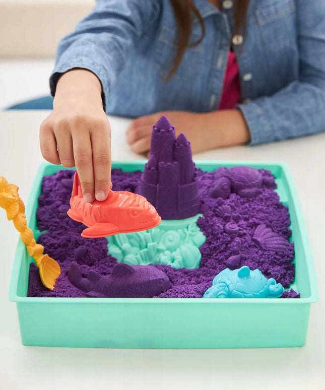 KINETINIO SMĖLIO RINKINYS „KINETIC SAND“ – PILIS, FORMELĖS IR PADĖKLAS, 454 G