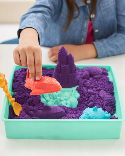 KINETINIO SMĖLIO RINKINYS „KINETIC SAND“ – PILIS, FORMELĖS IR PADĖKLAS, 454 G
