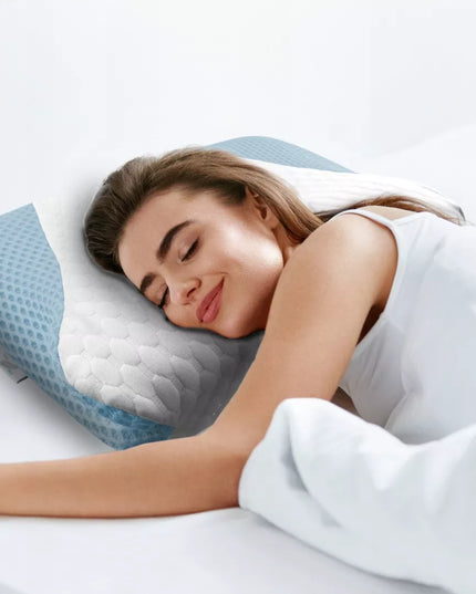 DIDELĖ ORTOPEDINĖ PAGALVĖ MIEGOJIMUI ANT ŠONO SU ATMINTIES PUTOMIS IR PROFILIAVIMU