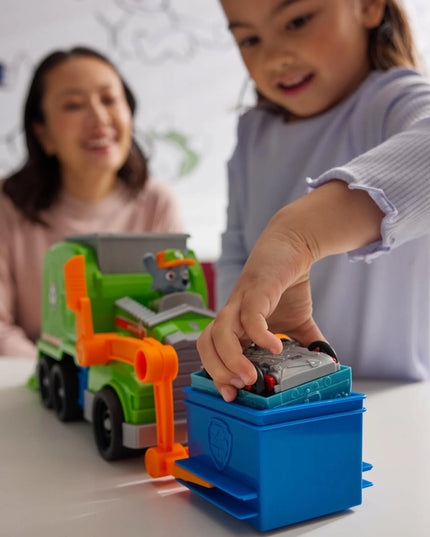 PAW Patrol Rocky šiukšliavežė – Deluxe gelbėjimo transporto priemonė su figūrėle ir priedais