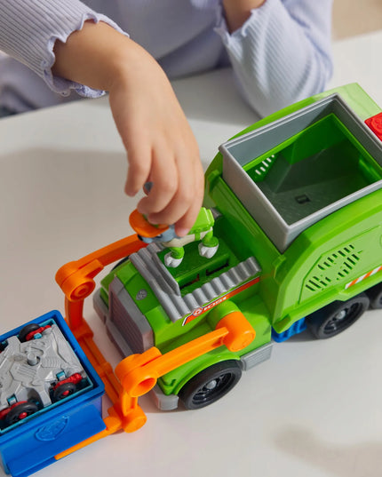 PAW Patrol Rocky šiukšliavežė – Deluxe gelbėjimo transporto priemonė su figūrėle ir priedais