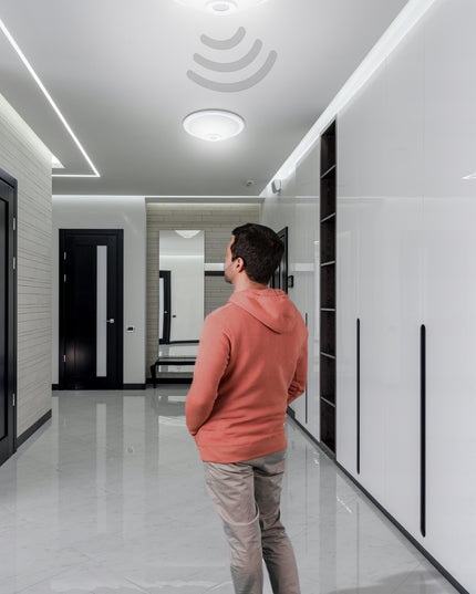 Lubinis šviestuvas LED 2x E27 su reguliuojamu davikliu