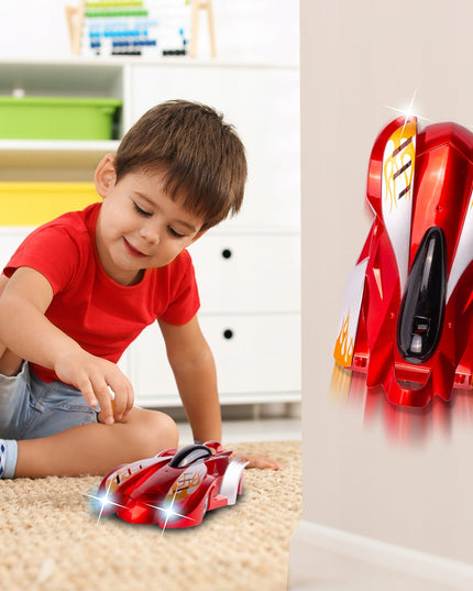 Sienomis važiuojantis lenktyninis automobilis su distanciniu pulteliu