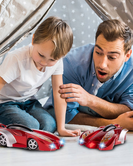 Sienomis važiuojantis lenktyninis automobilis su distanciniu pulteliu