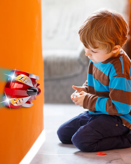 Sienomis važiuojantis lenktyninis automobilis su distanciniu pulteliu