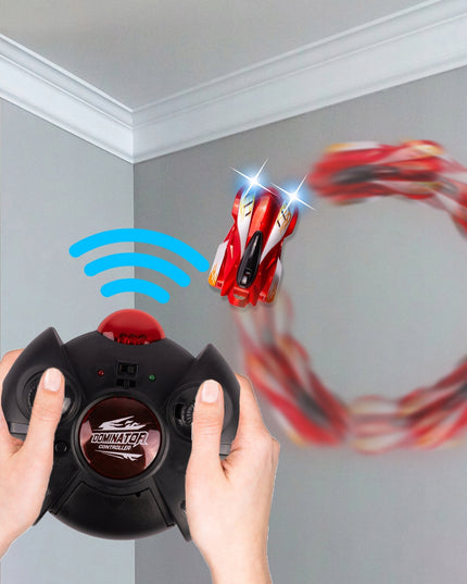 Sienomis važiuojantis lenktyninis automobilis su distanciniu pulteliu