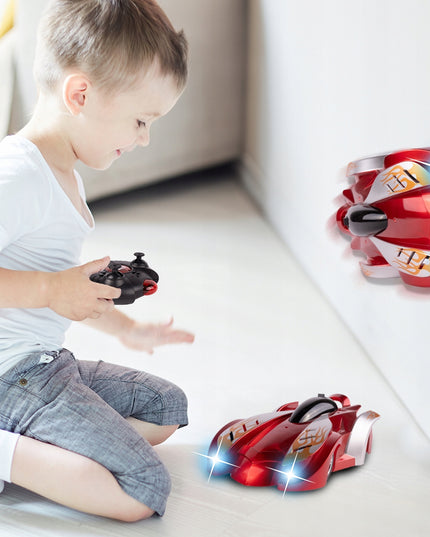 Sienomis važiuojantis lenktyninis automobilis su distanciniu pulteliu