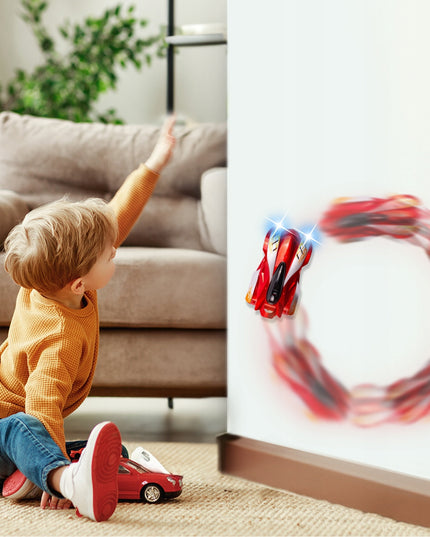 Sienomis važiuojantis lenktyninis automobilis su distanciniu pulteliu