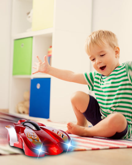 Sienomis važiuojantis lenktyninis automobilis su distanciniu pulteliu