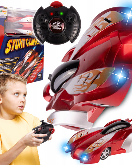 Sienomis važiuojantis lenktyninis automobilis su distanciniu pulteliu