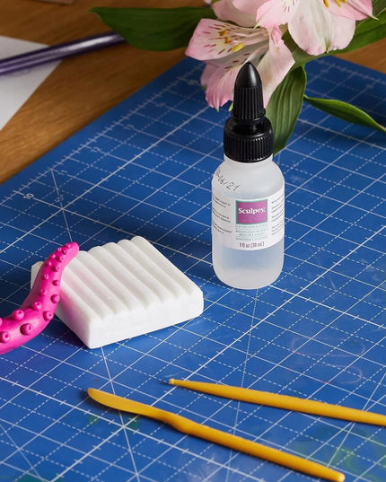 SUPER SCULPEY polimerinio molio minkštiklis ir skiediklis, 30 ml, su tiksliu dozavimo antgaliu