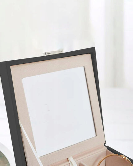 Talpi, elegantiška papuošalų dėžutė – skrynelė su veidrodėliu ir organizatoriumi.