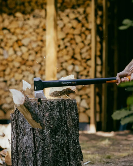 Fiskars X32 XXXL skaldymo kirvis – galingas ir kokybiškas įrankis malkoms skaldyti