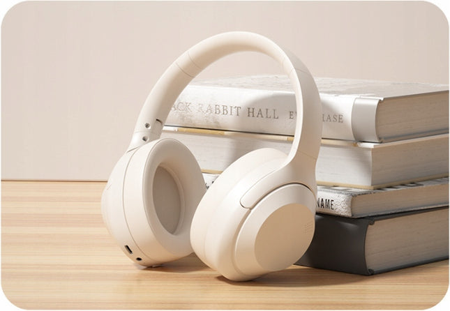 Belaidės ausinės ant ausų