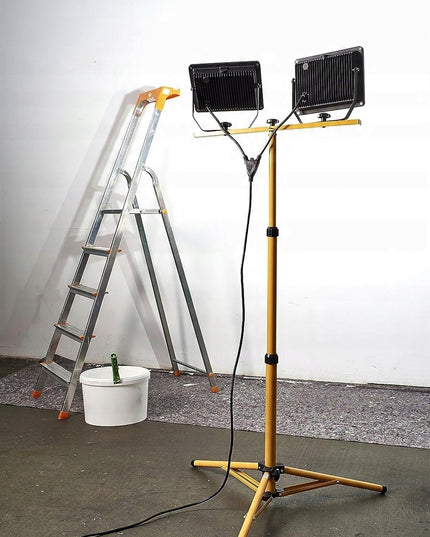 LED apšvietimo stovas, prožektoriams, halogenams, 2 lempos su skersiniu