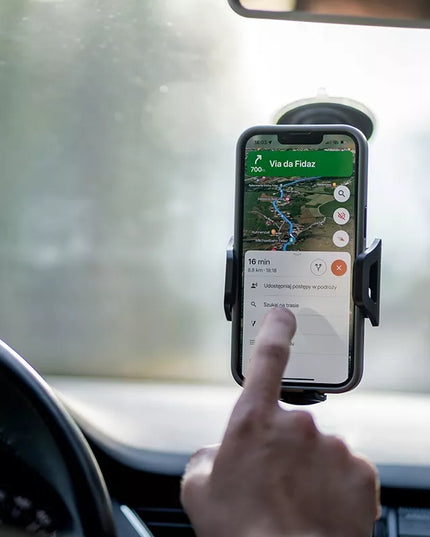 Tvirtas automobilinis laikiklis telefonui ant priekinio stiklo, prietaisų skydelio, salono