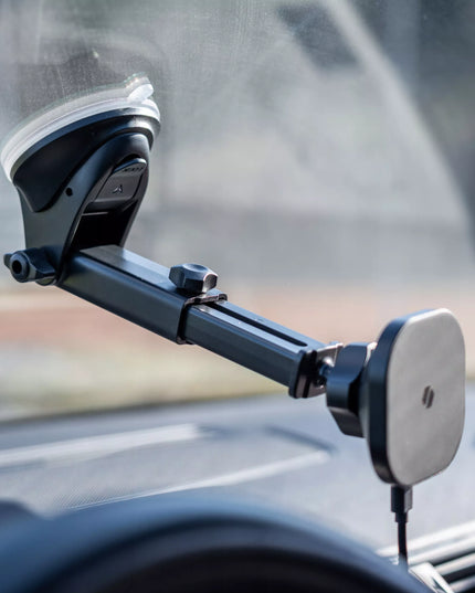 Automobilinis telefono laikiklis su indukciniu įkrovikliu ir „MagSafe“ tvirtinimu prie stiklo