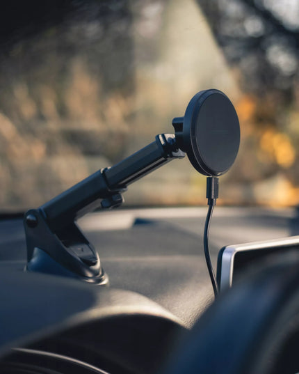 Automobilinis telefono laikiklis su indukciniu įkrovikliu, tvirtinamas prie stiklo, su MagSafe