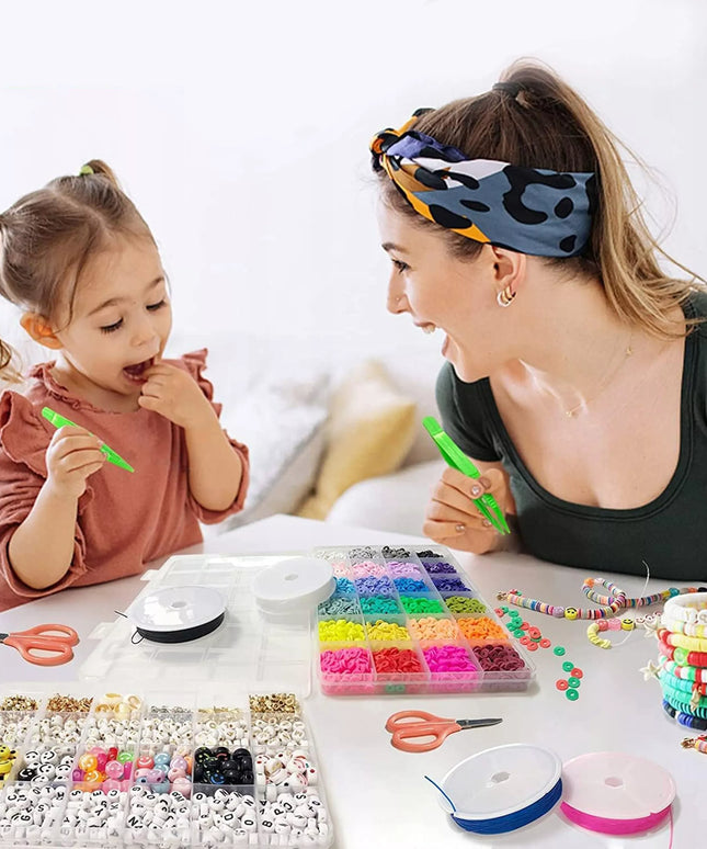 Apyrankių vėrimo rinkinys su karoliukais ir raidėmis – DIY dovanų rinkinys