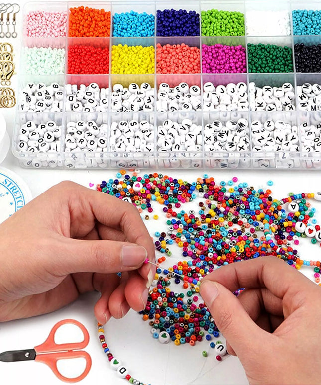 Apyrankių vėrimo rinkinys su karoliukais ir raidėmis – DIY dovanų rinkinys