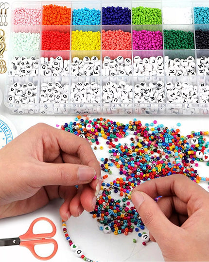 Apyrankių vėrimo rinkinys su karoliukais ir raidėmis – DIY dovanų rinkinys