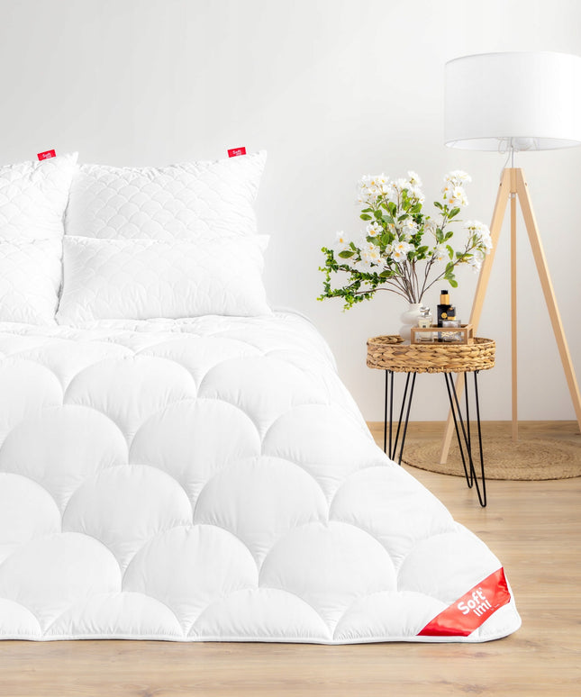 Antialerginė žieminė antklodė 200x220 SOFTIMI – šilta, stora ir lengva pūkų tipo antklodė iš mikropluošto su silikoniniu užpildu, tinkama alergiškiems žmonėms, pagaminta Lenkijoje