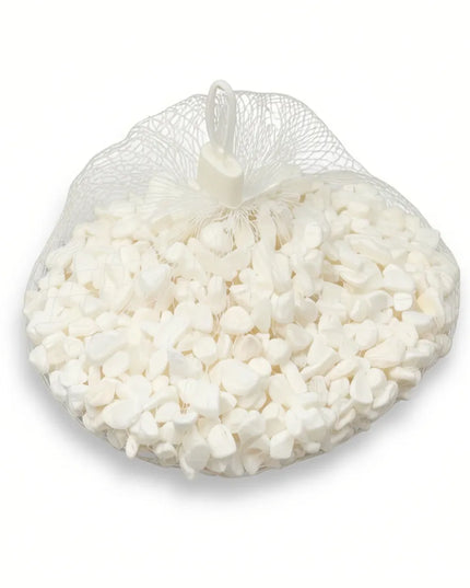 BALTI SKALŪNO POLIRUOTI DEKORATYVINIAI AKMENUKAI 0,5 KG TINKLELYJE