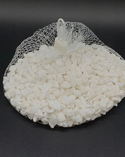 BALTI SKALŪNO POLIRUOTI DEKORATYVINIAI AKMENUKAI 0,5 KG TINKLELYJE