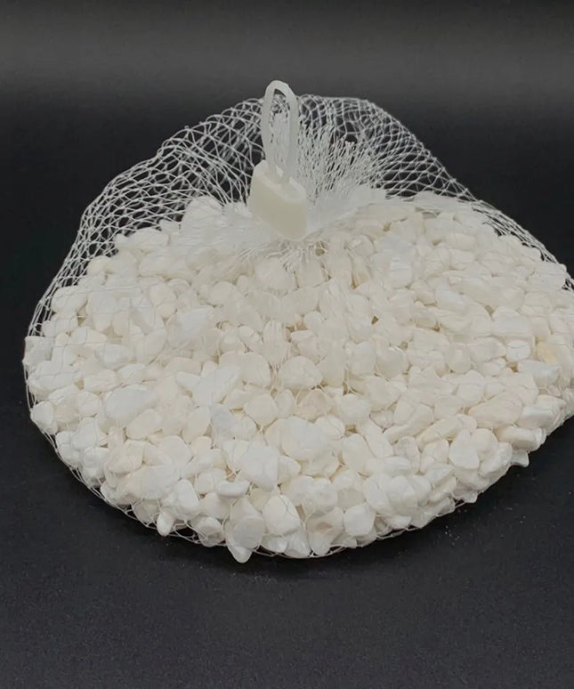 BALTI SKALŪNO POLIRUOTI DEKORATYVINIAI AKMENUKAI 0,5 KG TINKLELYJE