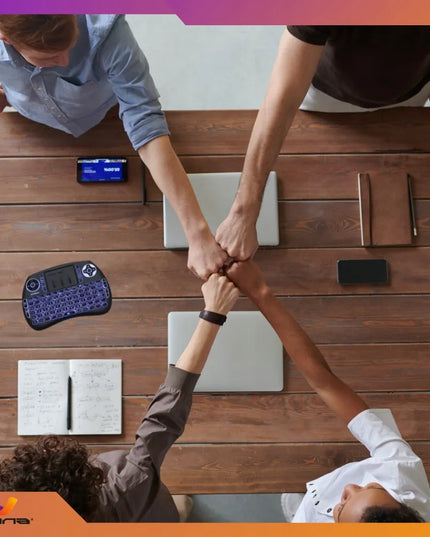 Belaidė mini klaviatūra su apšvietimu ir „touchpad“ planšetėms bei telefonams