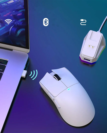Belaidė žaidimų pelė ATTACK SHARK X11 su įkrovimo stotele, balta