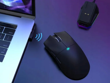 Belaidė žaidimų pelė Attack Shark X11 su įkrovimo stotele, juoda